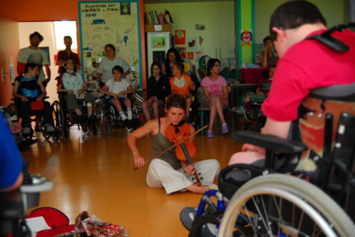 V. Basset partage son art avec les enfants du CMI
