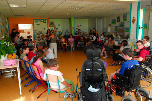 V. Basset au milieu des enfants